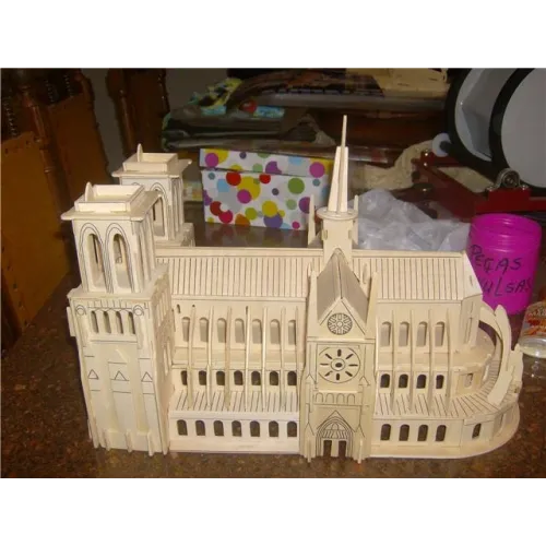 Szablon wektorowy wycinany laserowo z katedrą Notre-Dame