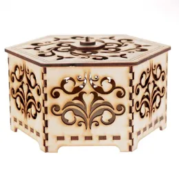 Caixa hexagonal com estampa e monogramas.