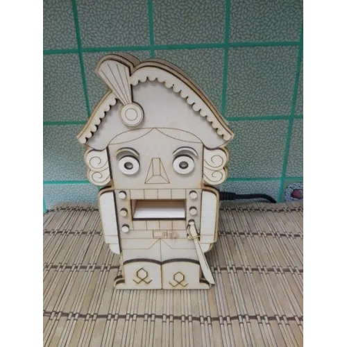  Fișier vectorial de tăiere cu laser a unui Spargător de Nuci pentru o Bancă de Soldați din Lemn DIY